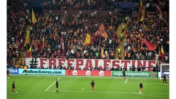 Suporter Galatasaray pun jadi sorotan dengan banner besar Free Palestine. Foto: X.com