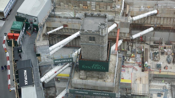 Menara Gereja Berusia 700 Tahun Diangkat 14 Meter Demi Pembangunan Kantor Site visitors view the tower of All Hallows Staining, a 700-year-old medieval church tower, which has been temporarily elevated 14 metres above ground level, as developers prepare to integrate it into the new office building project of 50 Fenchurch Street, in the City of London financial district, in London, Britain, September 23, 2025. REUTERS/Toby Melville TPX IMAGES OF THE DAY