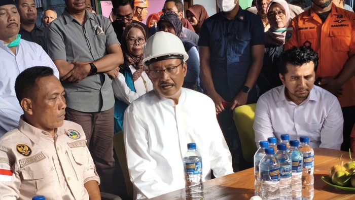 Mensos Gus Ipul saatmengunjungi posko ambruknya Ponpes Al Khoziny di Sidoarjo