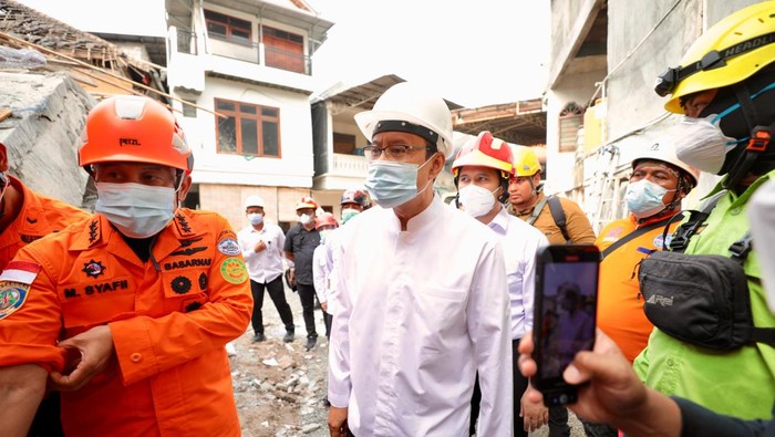 Mensos Gus Ipul dan Wagub Jatim Emil menyaksikan proses evakuasi korban di Ponpes Al Khoziny, Sidaorjo