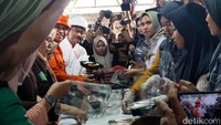 Selain doa bersama, kehadiran Gus Ipul juga untuk memastikan layanan darurat berjalan. Kementerian Sosial bersama Tagana telah mendirikan dapur umum yang memasak hingga 1.500 porsi per sekali masak atau 4.500 porsi sehari (3 kali masak).