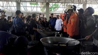 Tidak hanya itu, Gus Ipul juga mengunjungi dapur umum.