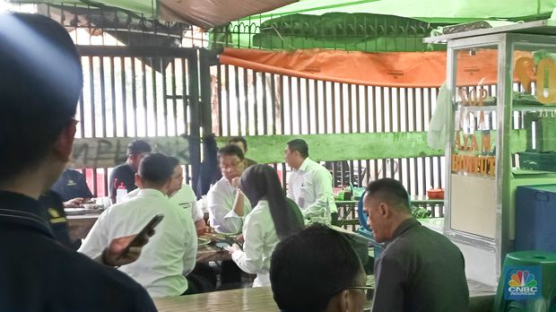 Menteri Keuangan (Menkeu), Purbaya Yudhi Sadewa dan jajaran melakukan makan siang di warung kaki lima di samping kantor Ditjen Pajak, Jakarta, Rabu (1/10/2025). (CNBC Indonesia/Robertus Andrianto)