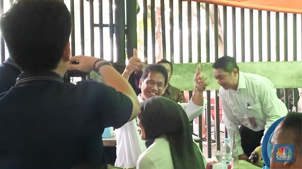 Menteri Keuangan (Menkeu), Purbaya Yudhi Sadewa dan jajaran melakukan makan siang di warung kaki lima di samping kantor Ditjen Pajak, Jakarta, Rabu (1/10/2025). (CNBC Indonesia/Robertus Andrianto)