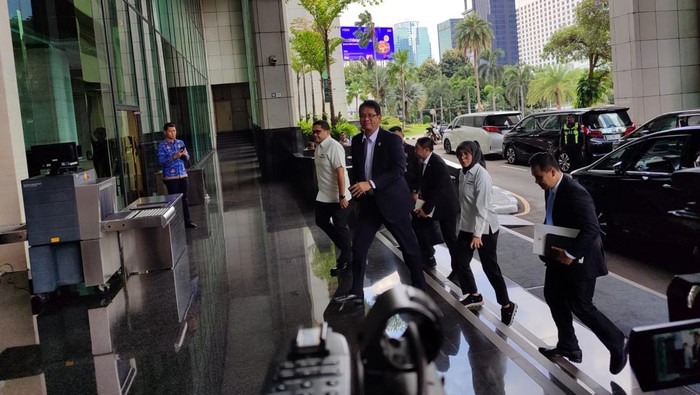Menteri Keuangan Purbaya Yudhi Sadewa ke Kantor Danantara