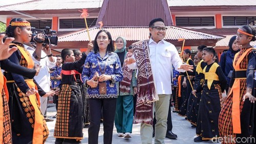 Menteri Koordinator Pemberdayaan Masyarakat Muhaimin Iskandar saat berdiskusi dengan siswa-siswi SR 19 Kupang, Rabu (1/10/2025).