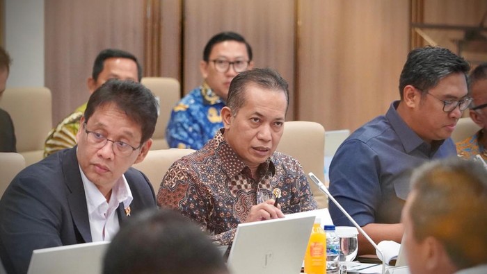 Menteri Koperasi Ferry Juliantono menghadiri rapat yang dipimpin Menteri Koordinator Bidang Perekonomian Airlangga Hartarto.