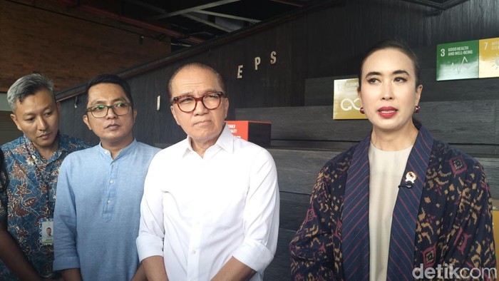 Menteri Pariwisata Widiyanti Putri Wardhana (paling kanan) saat dijumpai di KEK Kura Kura Bali, Denpasar, Rabu (1/10/2025). (Foto: Ni Made Lastri Karsiani Putri/detikBali)