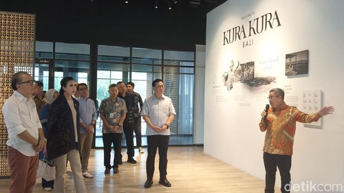 Menteri Pariwisata Widiyanti Putri Wardhana saat mengunjungi Kawasan Ekonomi Khusus (KEK) Kura Kura Bali di Pulau Serangan, Denpasar, Bali, Rabu (1/10/2025). (Foto: Ni Made Lastri Karsiani Putri/detikBali)