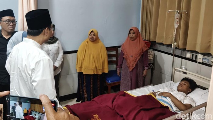 Menteri Sosial Gus Ipul didampingi Wagub Jatim Emil Dardak menjenguk korban reruntuhan Ponpes Al-Khoziny Sidoarjo.
