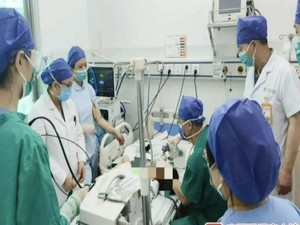 Balita Ini Nyaris Tewas Usai Minum Sup Panas Pakai Sedotan