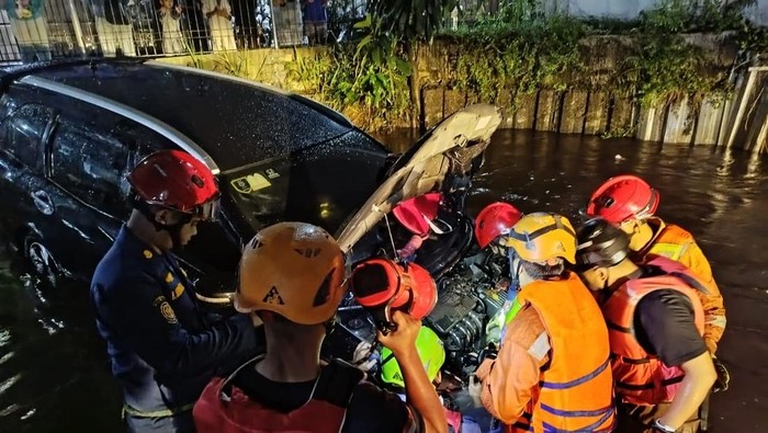 Momen Damkar Evakuasi Mobil Masuk Selokan di Depok