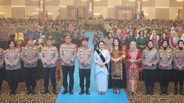 Momen HUT ke-77 Polwan Polda Riau dirayakan dengan syukuran dan potong tumpeng, Selasa (30/9/2025) malam.