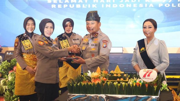Momen HUT ke-77 Polwan Polda Riau dirayakan dengan syukuran dan potong tumpeng, Selasa (30/9/2025) malam.
