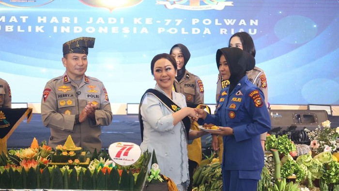 Momen HUT ke-77 Polwan Polda Riau dirayakan dengan syukuran dan potong tumpeng, Selasa (30/9/2025) malam.