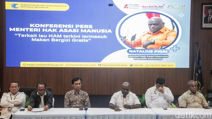Menteri HAM Natalius Pigai menyampaikan isu program Makan Bergizi Gratis (MBG) di Kementerian HAM, Jakarta, Rabu (1/10/2025). Pigai menyebut program MBG 99,99% berhasil. Pigai menyebut tingkat penyimpangan program tersebut sangat kecil, yakni hanya 0,0017%.
