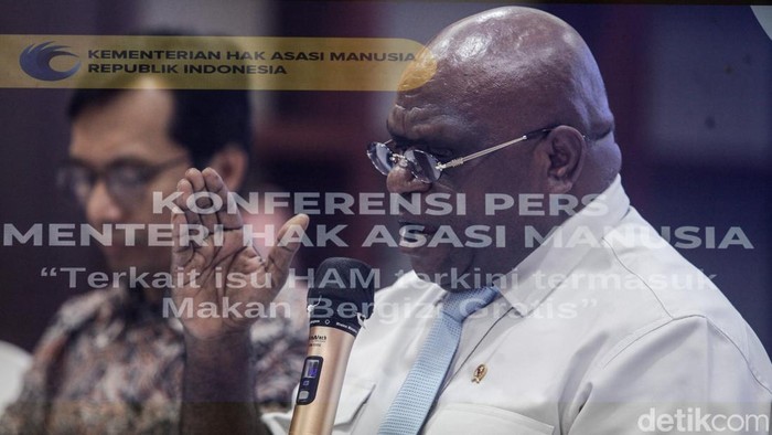 Menteri HAM Natalius Pigai menyampaikan isu program Makan Bergizi Gratis (MBG) di Kementerian HAM, Jakarta, Rabu (1/10/2025). Pigai menyebut program MBG 99,99% berhasil. Pigai menyebut tingkat penyimpangan program tersebut sangat kecil, yakni hanya 0,0017%.