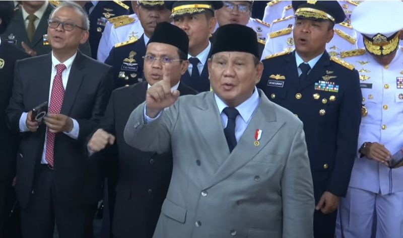 Momen Prabowo bak dirigen pimpin paduan suara (dok. YouTube Setpres)