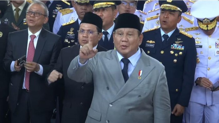 Momen Prabowo bak dirigen pimpin paduan suara (dok. YouTube Setpres)
