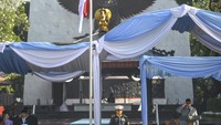Selain itu, pembacaan teks Pancasila, ikrar, serta doa bersama menjadi bagian dari rangkaian acara. ANTARA FOTO/Hafidz Mubarak A