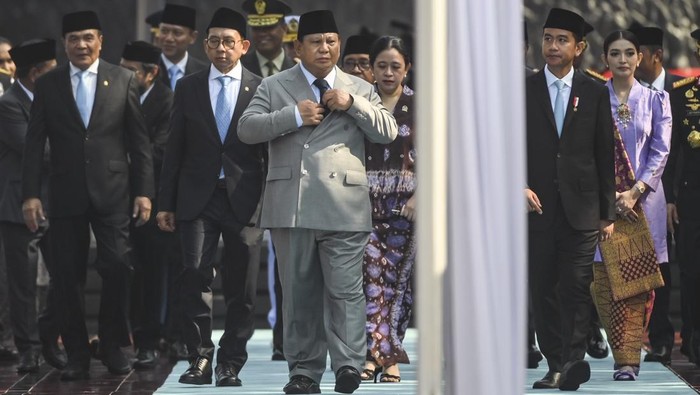 Presiden Prabowo Subianto memimpin upacara peringatan Hari Kesaktian Pancasila di Monumen Pancasila Sakti, Lubang Buaya, Jakarta, Rabu (1/10/2025). Hari Kesaktian Pancasila 2025 mengusung tema Pancasila Perekat Bangsa Menuju Indonesia Raya. ANTARA FOTO/Hafidz Mubarak A