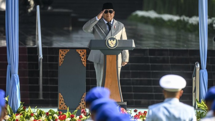 Momen Presiden Prabowo Pimpin Upacara Hari Kesaktian Pancasila di Lubang Buaya Presiden Prabowo Subianto memimpin upacara peringatan Hari Kesaktian Pancasila di Monumen Pancasila Sakti, Lubang Buaya, Jakarta, Rabu (1/10/2025). Hari Kesaktian Pancasila 2025 mengusung tema Pancasila Perekat Bangsa Menuju Indonesia Raya. ANTARA FOTO/Hafidz Mubarak A