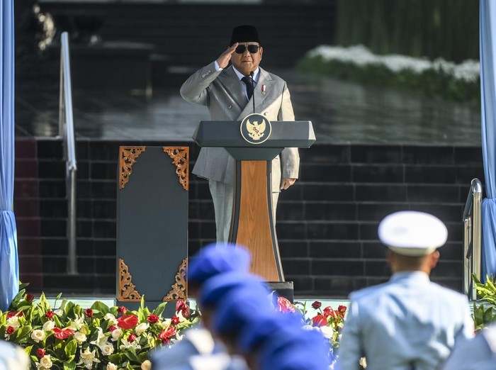 Presiden Prabowo Subianto memimpin upacara peringatan Hari Kesaktian Pancasila di Monumen Pancasila Sakti, Lubang Buaya, Jakarta, Rabu (1/10/2025). Hari Kesaktian Pancasila 2025 mengusung tema Pancasila Perekat Bangsa Menuju Indonesia Raya. ANTARA FOTO/Hafidz Mubarak A