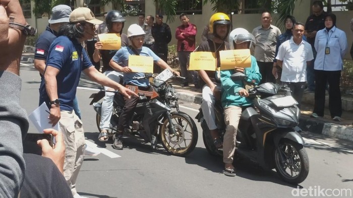Momen rekonstruksi kecelakaan Mahasiswa Unnes, Iko Juliant di Jalan Veteran Semarang, Rabu (1/10/2025).