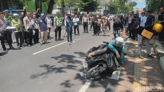 Momen rekonstruksi kecelakaan Mahasiswa Unnes, Iko Juliant di Jalan Veteran Semarang, Rabu (1/10/2025).