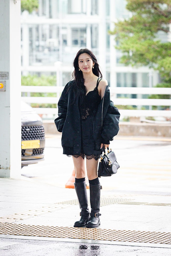 Aktris Korea Selatan Moon Ka Young mengadaptasi gaya lebih edgy dengan lace slip dress hitam yang dipadukan oversized jacket dan knee-high boots dari koleksi Dolce & Gabbana. Perpaduan ini menciptakan kontras antara feminin dan street style. Foto: ImaZins via Getty Images/LEE JEONG MU
