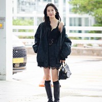 Aktris Korea Selatan Moon Ka Young mengadaptasi gaya lebih edgy dengan lace slip dress hitam yang dipadukan oversized jacket dan knee-high boots dari koleksi Dolce & Gabbana. Perpaduan ini menciptakan kontras antara feminin dan street style. Foto: ImaZins via Getty Images/LEE JEONG MU