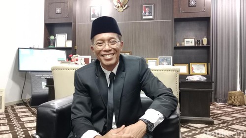 Muhammad Juaini Taofik, Sekretaris Daerah Lombok Timur, NTB ketika diwawancara di ruang kerjanya, Rabu (1/10/2025).