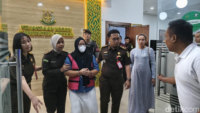 MY (rompi pink), pegawai bank tersangka kasus tindak pidana korupsi.