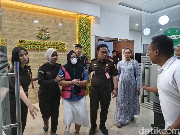 MY (rompi pink), pegawai bank tersangka kasus tindak pidana korupsi.