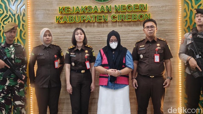 MY (rompi pink), pegawai bank tersangka kasus tindak pidana korupsi.