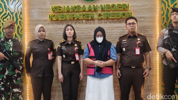 MY (rompi pink), pegawai bank tersangka kasus tindak pidana korupsi.