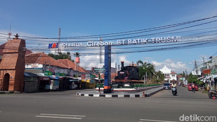 Nama Stasiun Cirebon BT Batik Trusmi yang terpampang di gerbang masuk menuju Stasiun Cirebon/