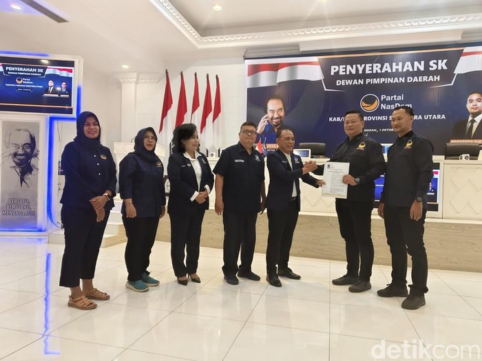 DPW NasDem Sumut menyerahkan SK DPD NasDem Kabupaten/Kota