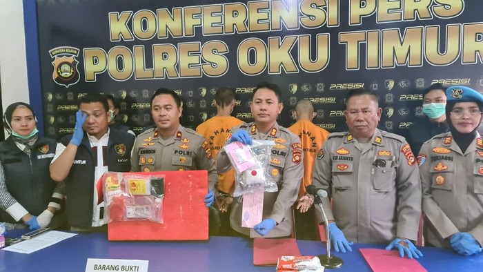 Polisi menunjukan barang bukti sabu dari dua warga Way Kanan, Lampung