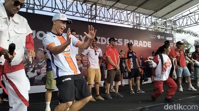 Para rider MotoGP joget Tabola-bale saat parade di Mataram, Rabu (1/10/2025).