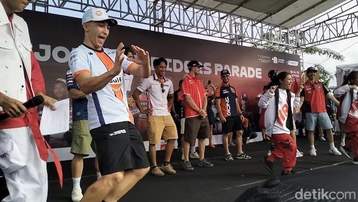 Para rider MotoGP joget Tabola-bale saat parade di Mataram, Rabu (1/10/2025).
