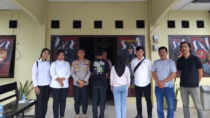 Pasutri tersangka prostitusi online di Bangka (berdiri hadap belakang).