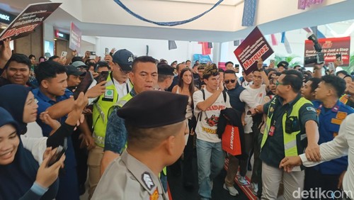 Pembalap Ducati Lenovo, Marc Marquez, saat tiba di Bandara Internasional Lombok, Rabu (1/10/2025). (Foto: Edi Suryansyah/detikBali)