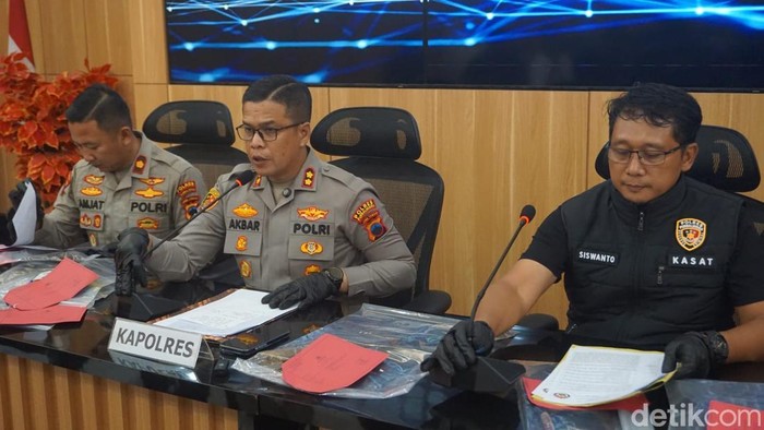 Kapolres Purbalingga, AKBP Achmad Akbar saat ungkap kasus di Mapolres Purbalingga, Rabu (1/10/2025).