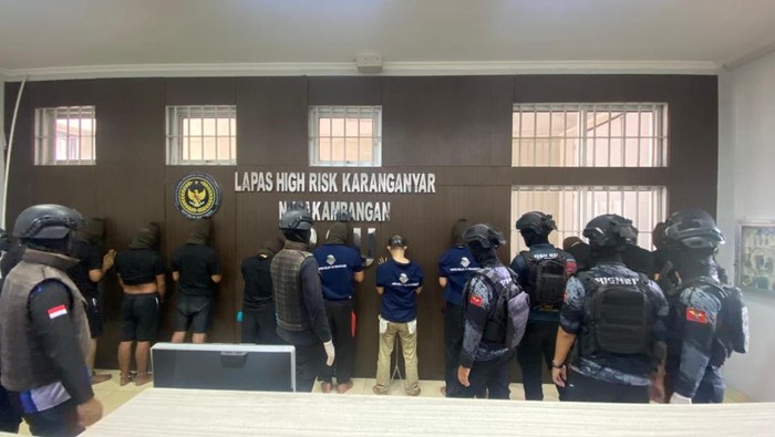 Pemindahan napi high risk dari 4 provinsi ke Nusakambangan, Cilacap, Jateng pada Rabu (1/10/2025).