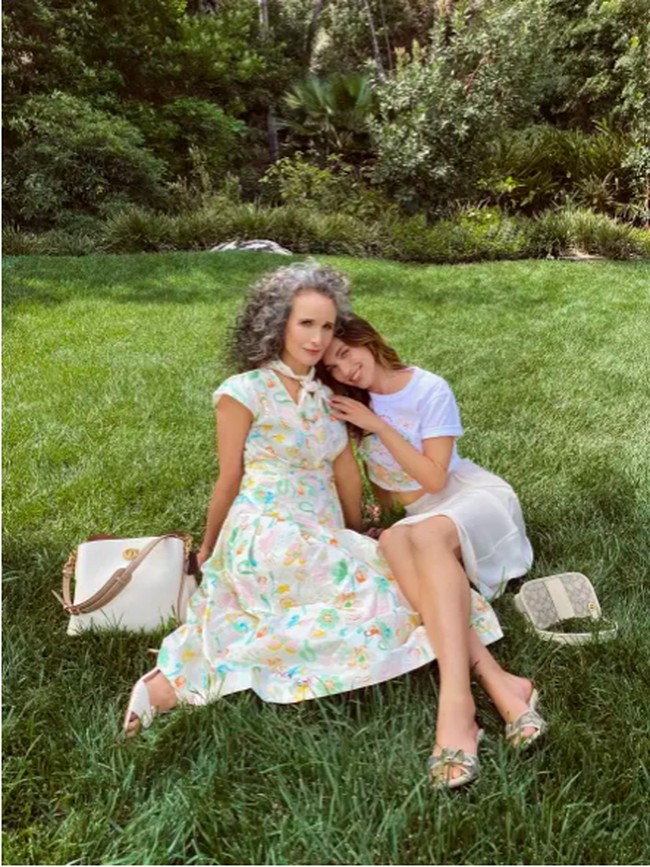 Andie MacDowell dan Rainey Qualley adalah pasangan ibu dan anak Hollywood yang pernah berpose bersama untuk iklan Coach. Selain Rainey yang kini jadi musisi, putri Andie lain yang terjun ke industri hiburan adalah Margaret Qualley. Foto: Instagram
