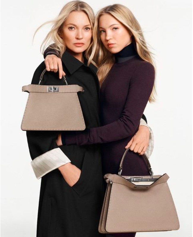 Cukup banyak anak model yang terjun ke profesi ibunya, termasuk Lila Grace Moss. Wanita yang sering dikaitkan dengan nepo baby itu tampil untuk brand Fendi dengan Kte Moss. Dalam foto, mereka adu cantik selagi mempromosikan koleksi tas terbaru.Foto: Instagram