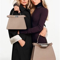 Cukup banyak anak model yang terjun ke profesi ibunya, termasuk Lila Grace Moss. Wanita yang sering dikaitkan dengan nepo baby itu tampil untuk brand Fendi dengan Kte Moss. Dalam foto, mereka adu cantik selagi mempromosikan koleksi tas terbaru.Foto: Instagram