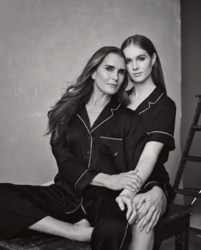 Brooke Shields dan Grier Henchy berpose untuk Victoria’s Secret. Tidak seseksi Heidi Klum, keduanya mempromosikan piyama yang kecantikannya mengundang perhatian netizen. Foto: Instagram