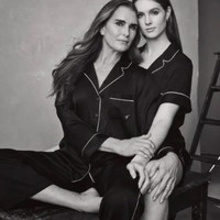 Brooke Shields dan Grier Henchy berpose untuk Victoria’s Secret. Tidak seseksi Heidi Klum, keduanya mempromosikan piyama yang kecantikannya mengundang perhatian netizen. Foto: Instagram